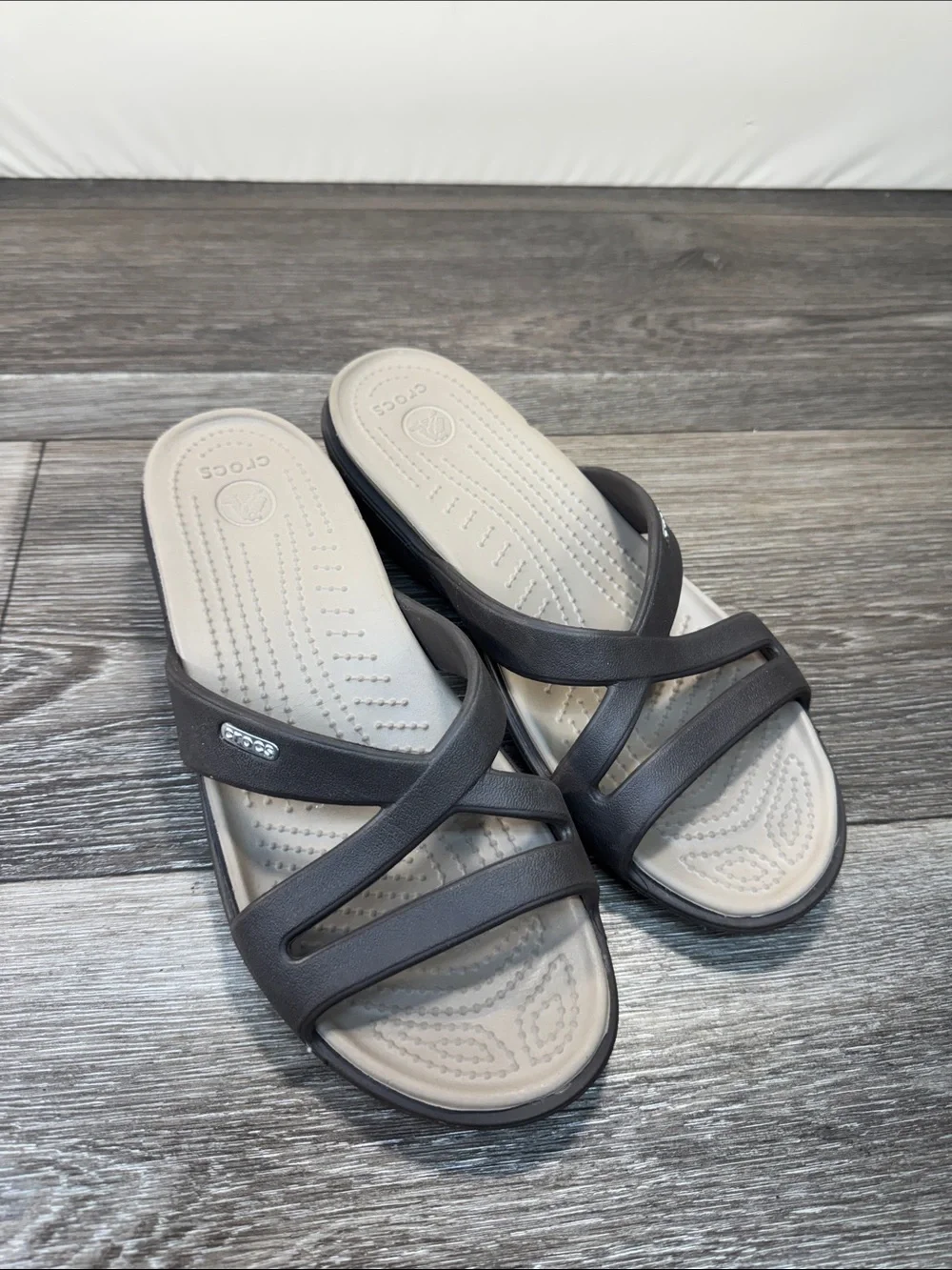 CROCS Women’s Beige Footbed Dark Brown Crossover Strap Sandals Sz 9 (h154)